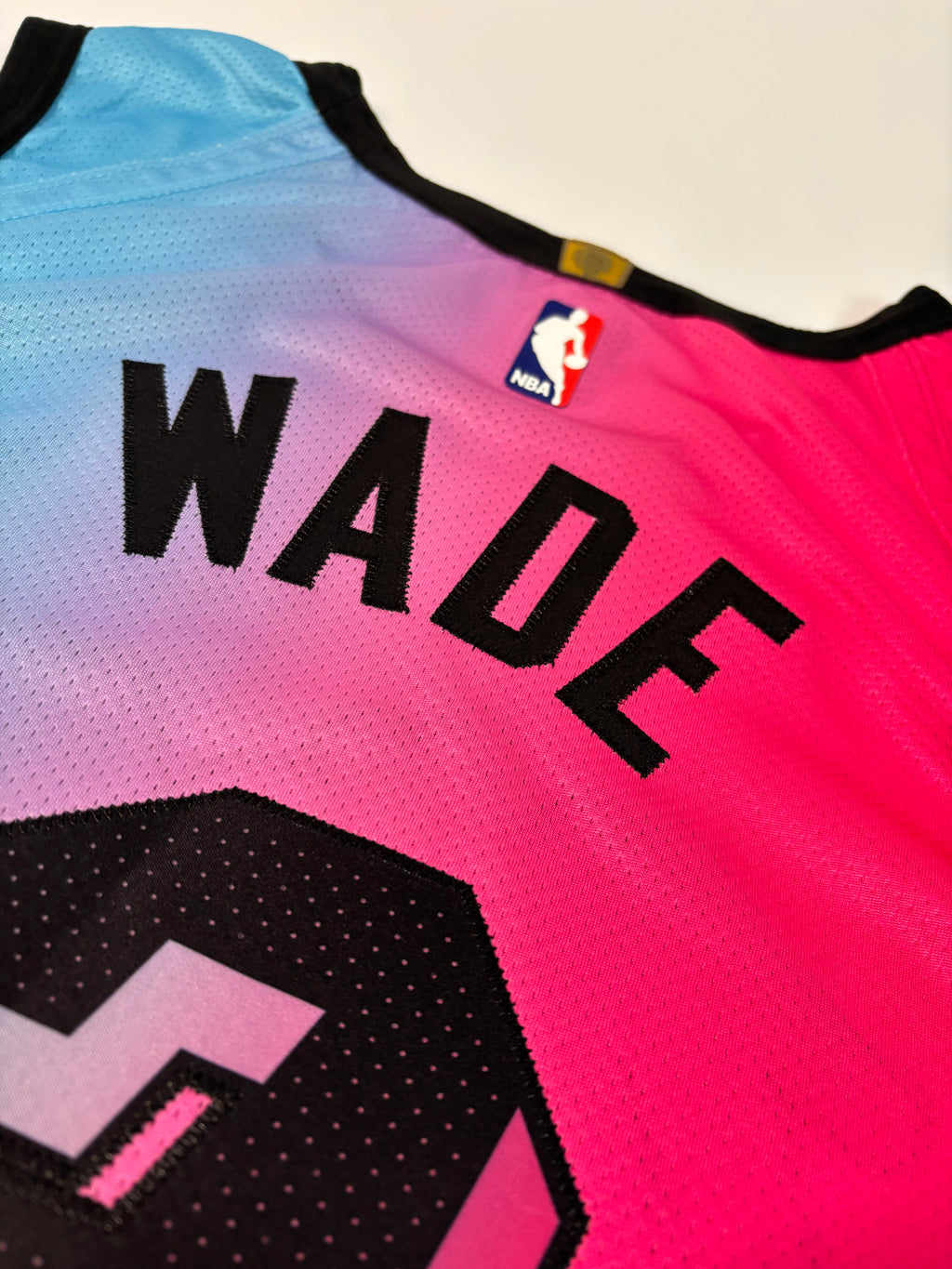 Regata NBA - Miami Heat City Edition 22/23 Authentic Version | PRONTA ENTREGA #WADE Lendas Autênticas
