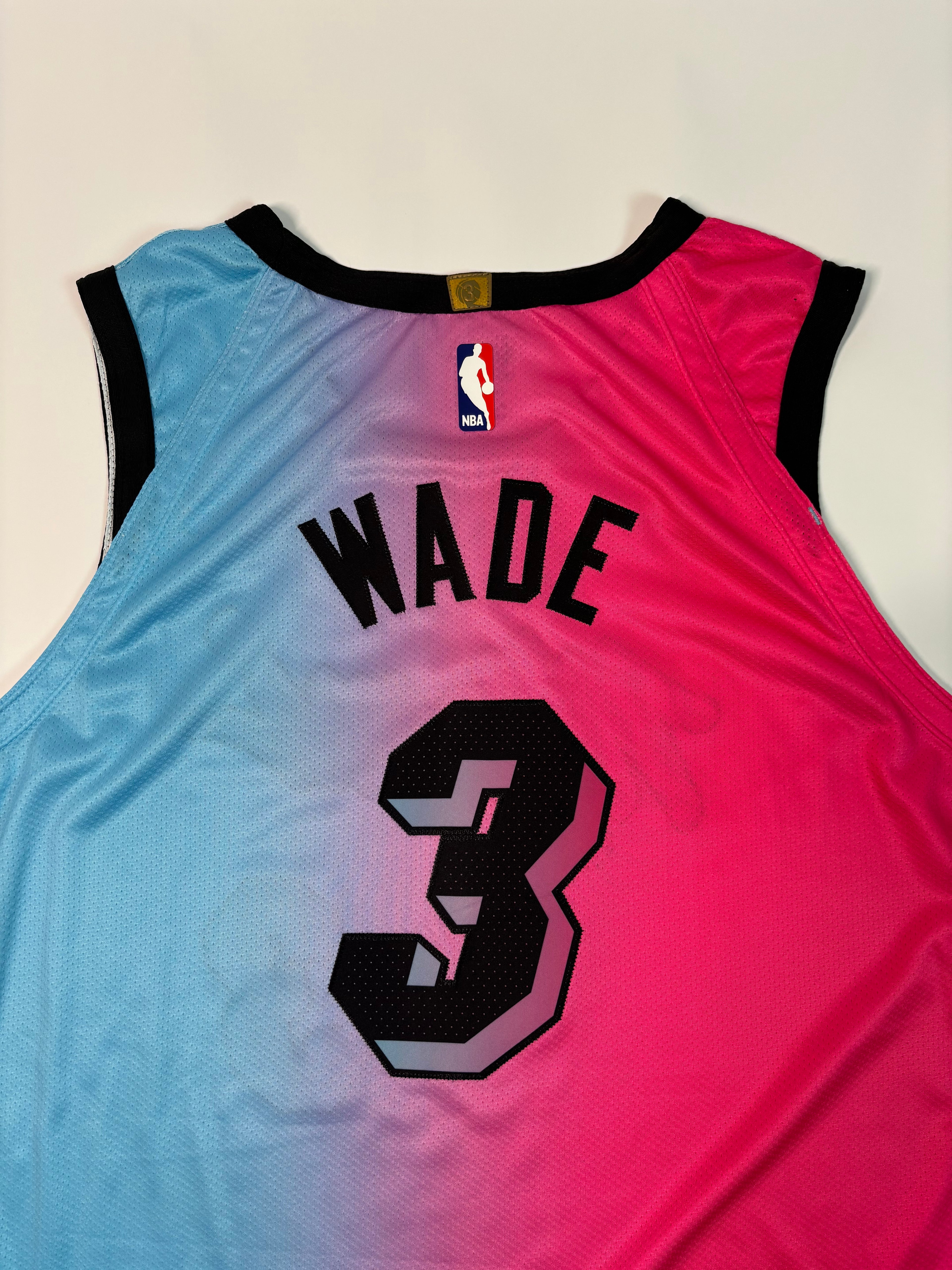 Regata NBA - Miami Heat City Edition 22/23 Authentic Version | PRONTA ENTREGA #WADE Lendas Autênticas