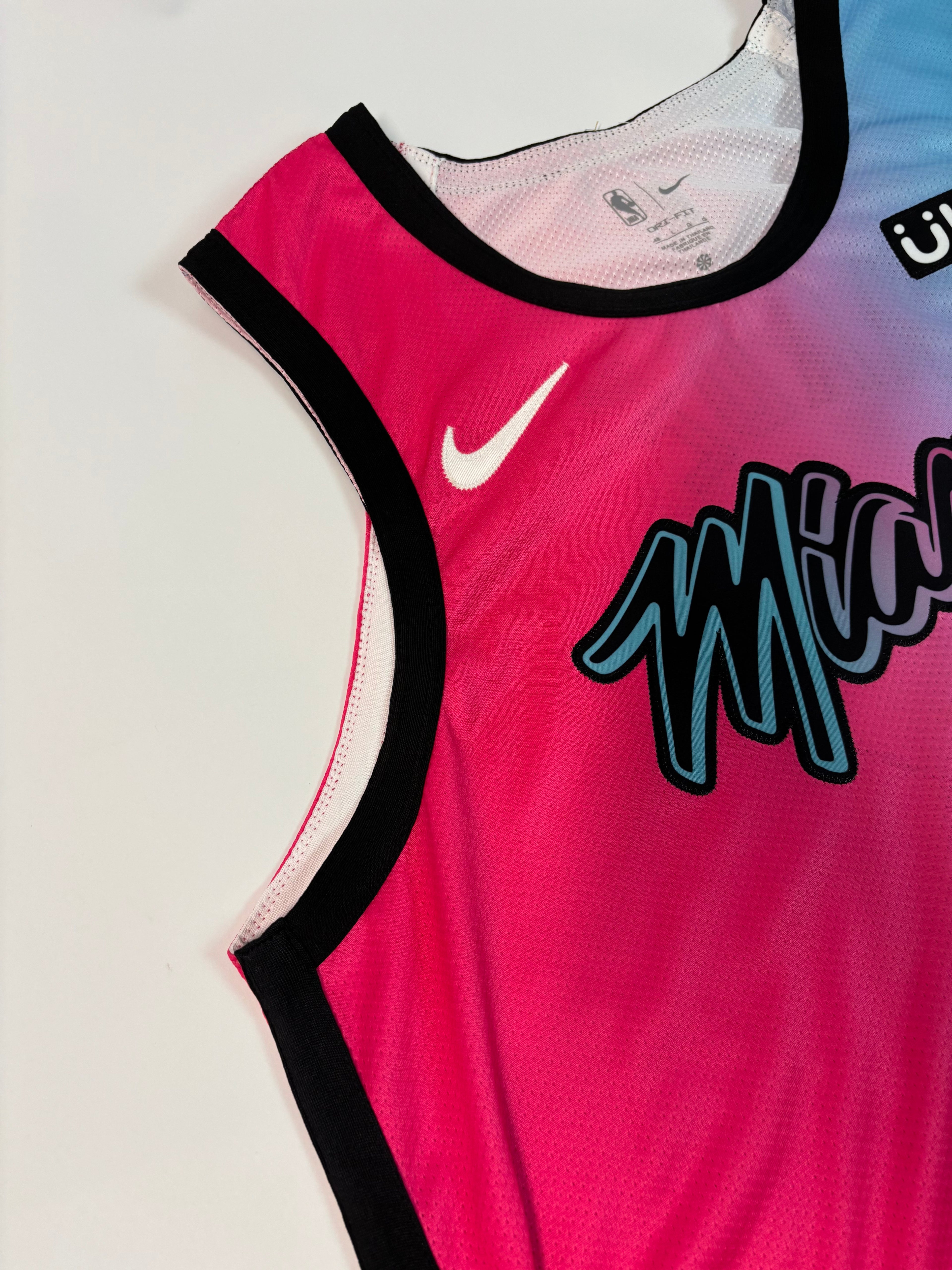 Regata NBA - Miami Heat City Edition 22/23 Authentic Version | PRONTA ENTREGA #WADE Lendas Autênticas