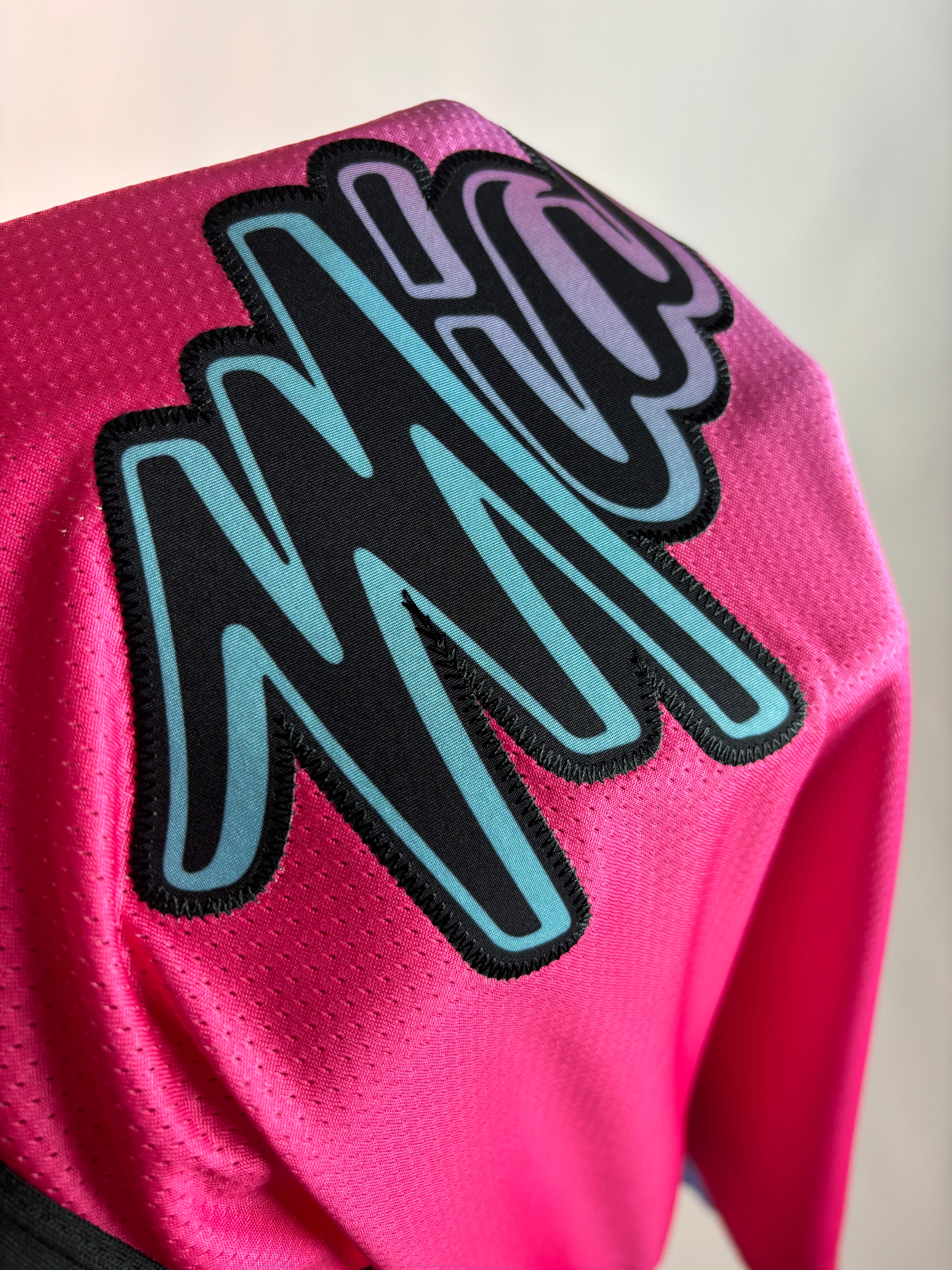 Regata NBA - Miami Heat City Edition 22/23 Authentic Version | PRONTA ENTREGA #WADE Lendas Autênticas