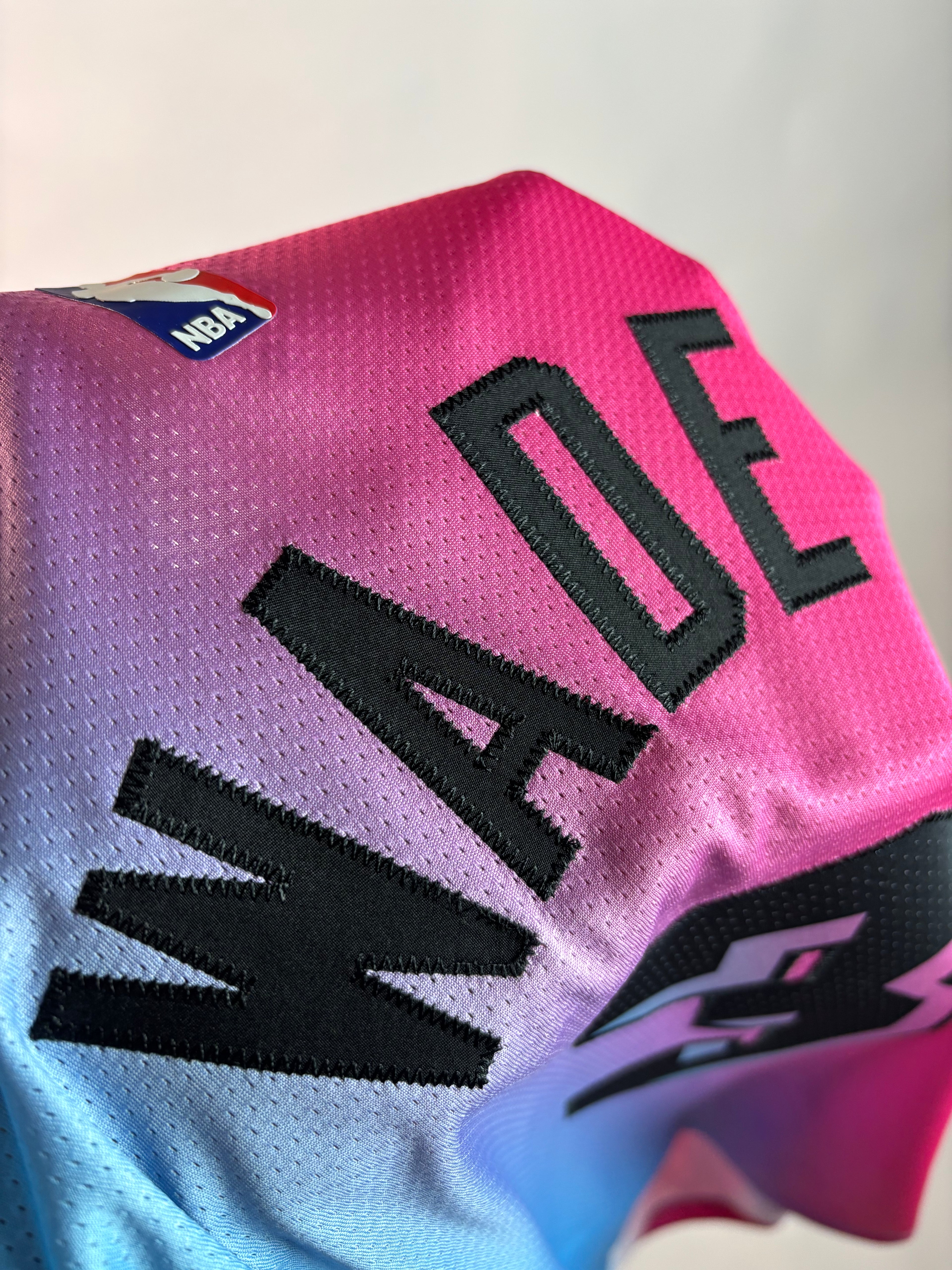 Regata NBA - Miami Heat City Edition 22/23 Authentic Version | PRONTA ENTREGA #WADE Lendas Autênticas